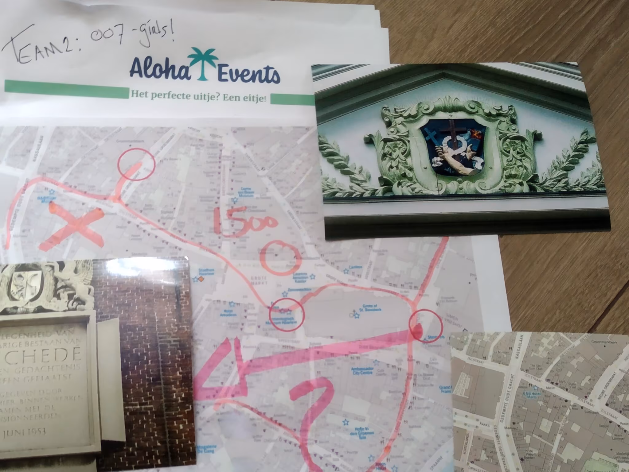 Team speelt een stadsquiz in Leiden met routekaart, foto's en opdrachten van Aloha Events